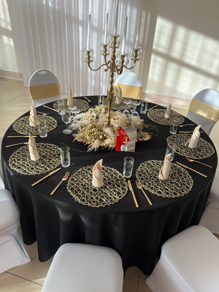 Schön dekorierter Tisch für Hochzeit Petersburg Festhalle GmbH