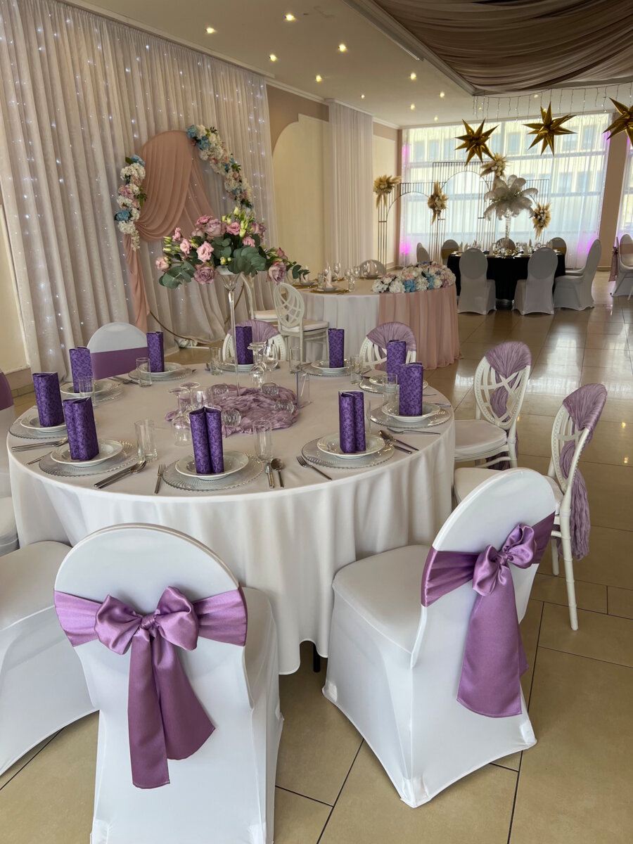 runder Tisch mit violetten Details von Petersburg Festhalle GmbH